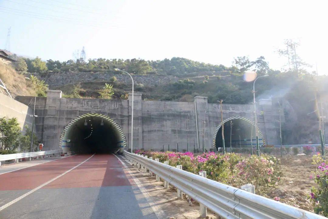 四川向阳隧道黄黑安全标线涂装翻新项目